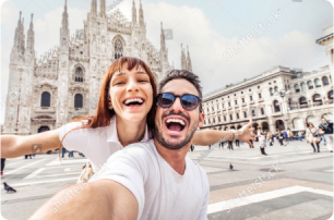 Śmiejąca się para na tle zabytków